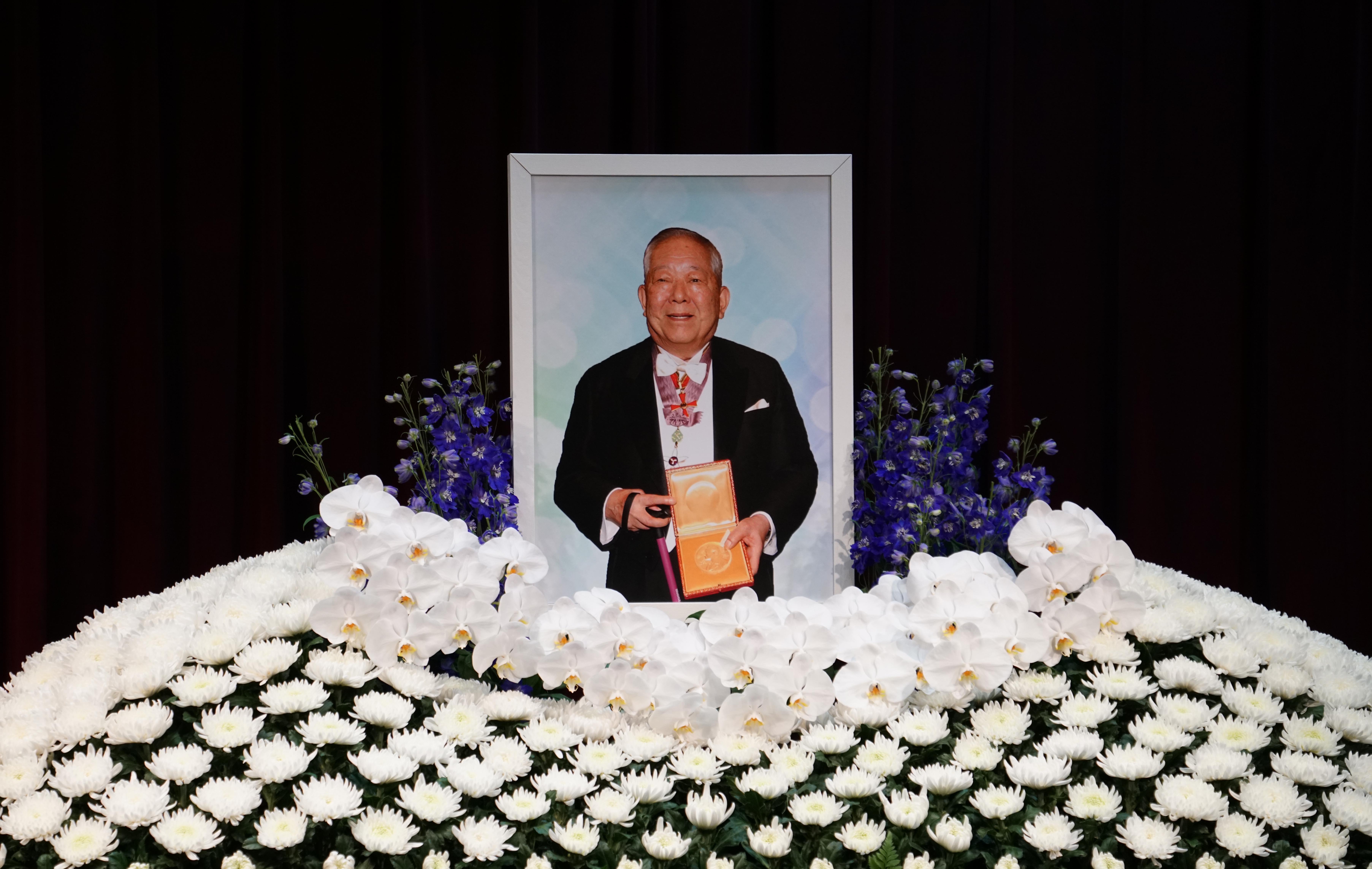A memorial service for Dr. Masatoshi Koshiba was held, and his disciples shared their memories.