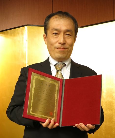 Associate Professor Hiroyuki Torii, Department of Chemistry, received the 2021 Nishikawa Award from the High Energy Accelerator Science Faculty Council
